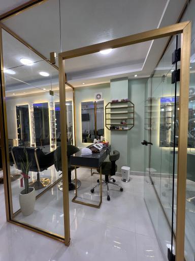 عکس سالن زیبایی طلا
