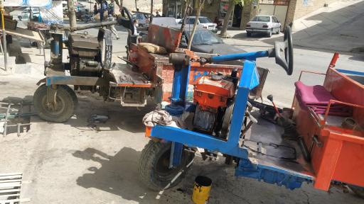 عکس تعمیرگاه سه چرخه و موتور آب