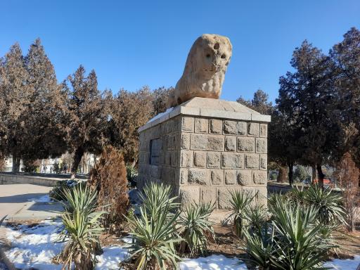 مجسمه شیر سنگی