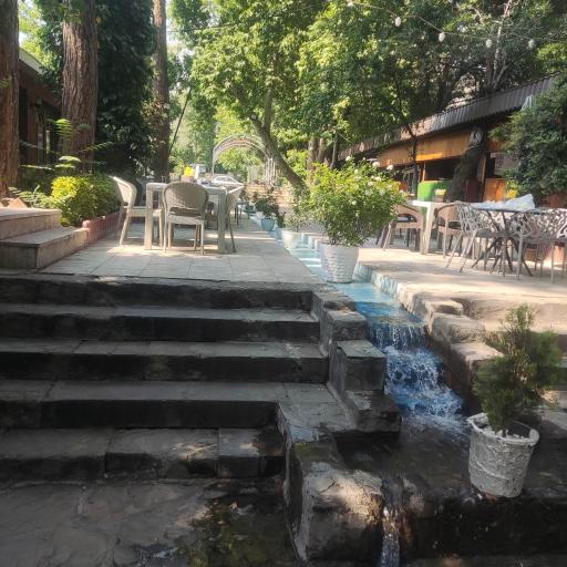 عکس باغ رستوران ارغوان 