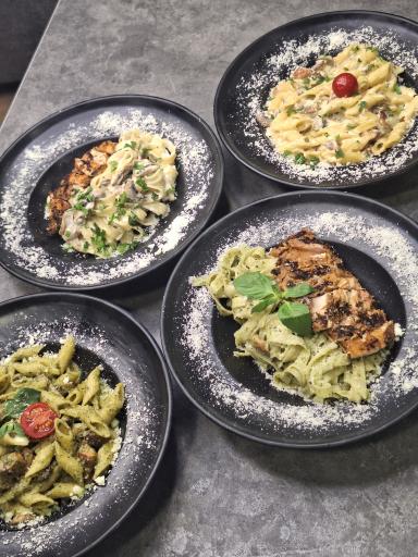 عکس مجتمع غذایی بیرون بر خودرو سوار66