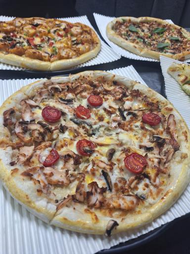 عکس مجتمع غذایی بیرون بر خودرو سوار66