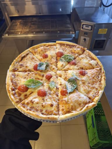 عکس مجتمع غذایی بیرون بر خودرو سوار66