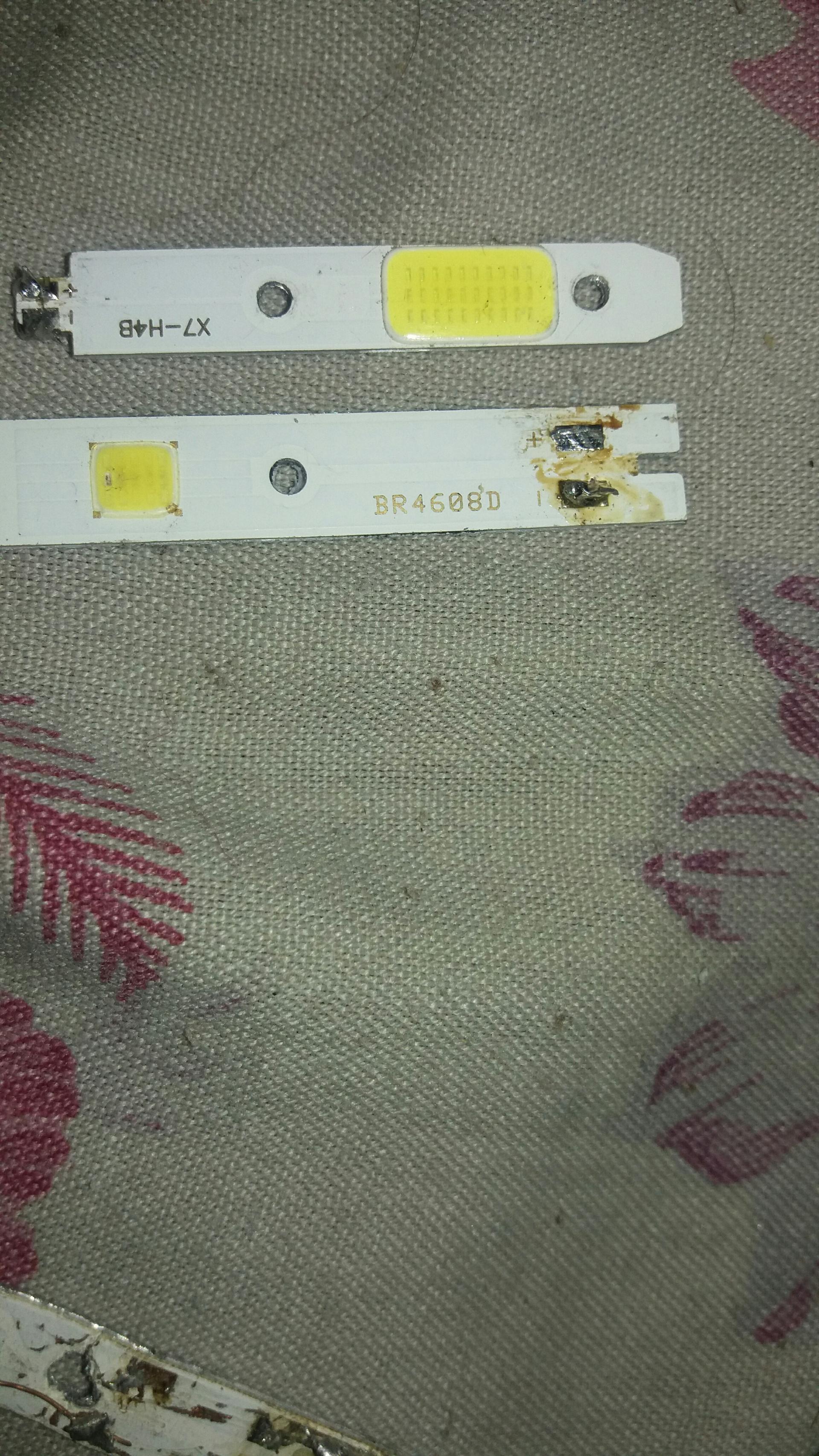 عکس تعمیر لامپهای کم مصرف