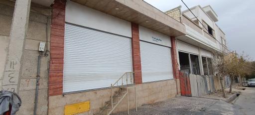 عکس فروشندگی داخل اتاقک محمدی نژاد