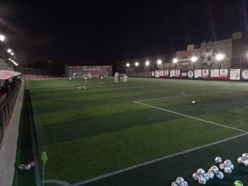 عکس زمین چمن مصنوعی کوه پای