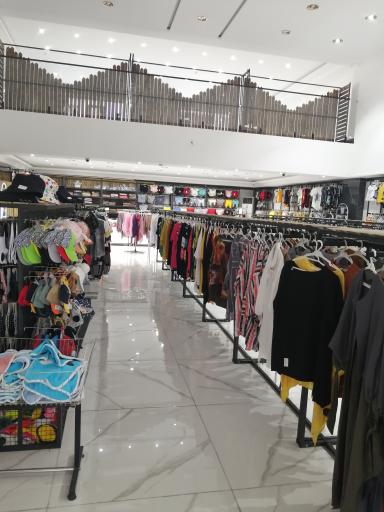 عکس فروشگاه پوشاک لبخند