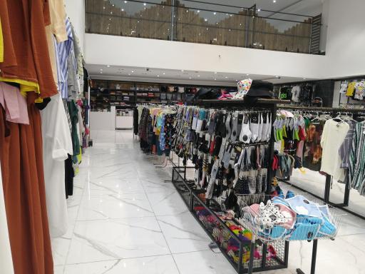 عکس فروشگاه پوشاک لبخند