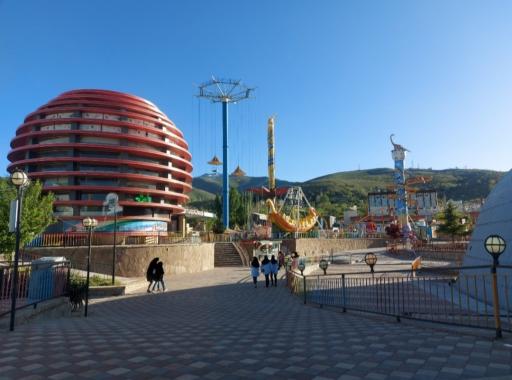 عکس شهربازی رنگین کمان همدان