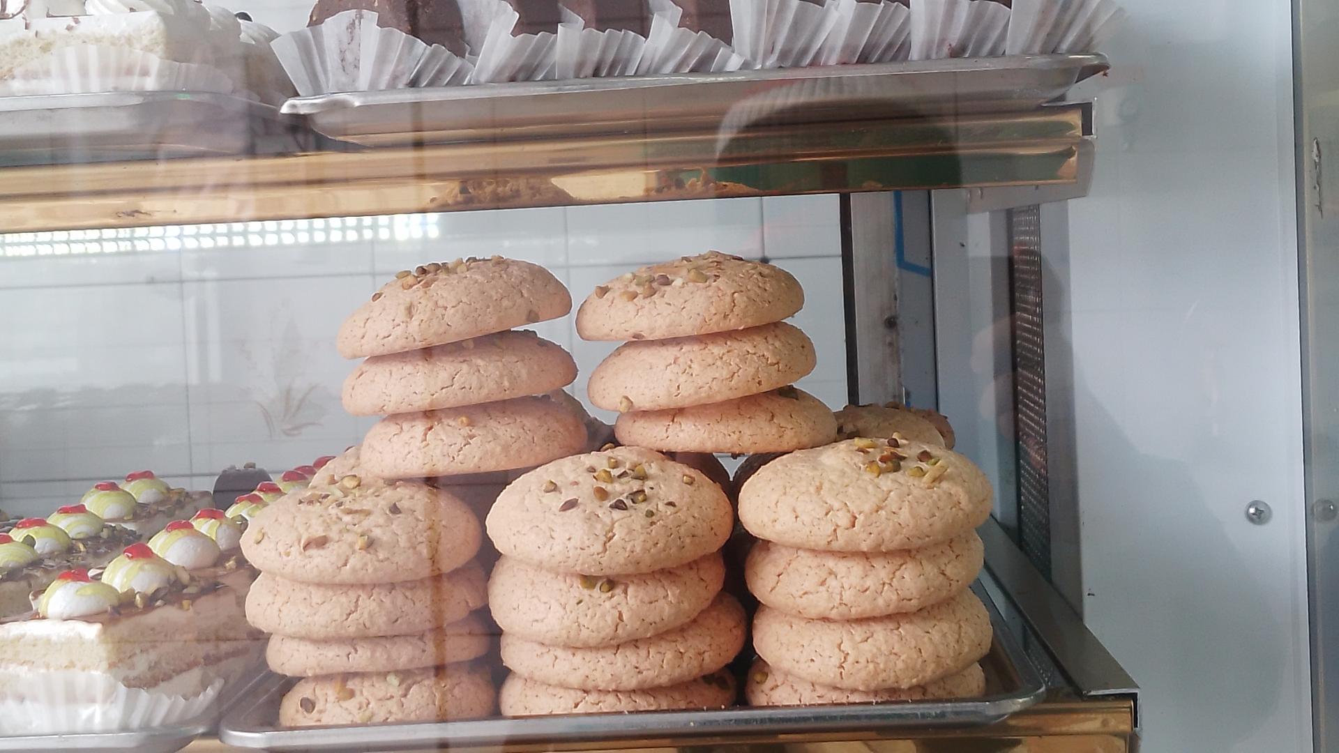 عکس قنادی بلوط 