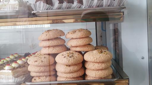 عکس قنادی بلوط 