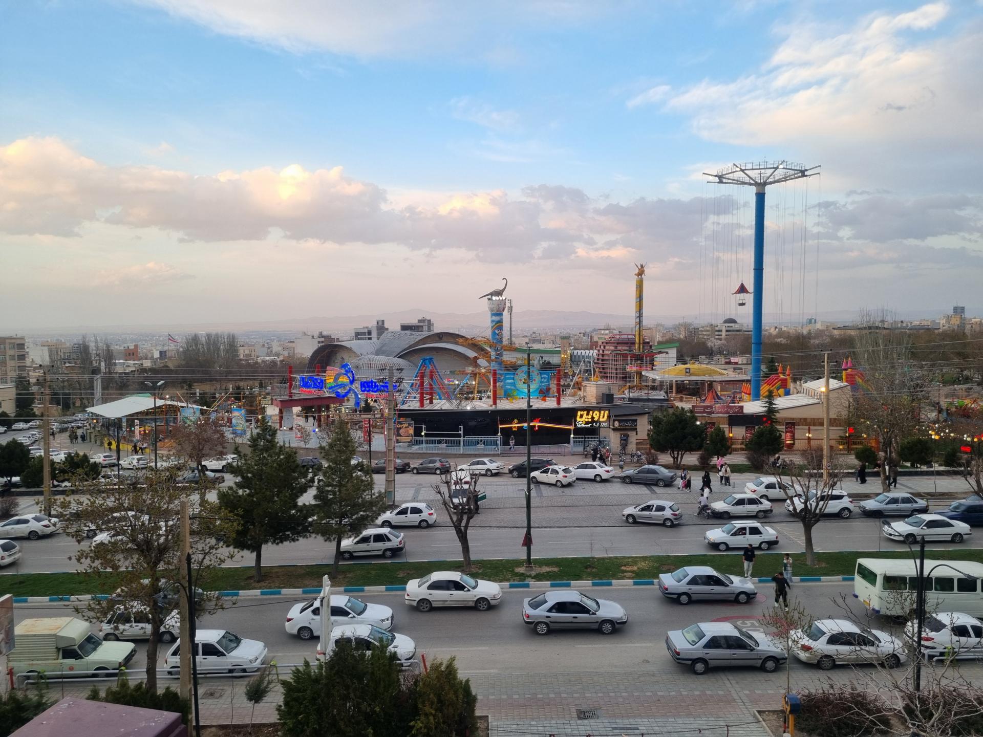 عکس شهربازی رنگین کمان همدان