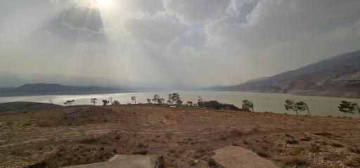 عکس جزیره دریاچه سد منجیل