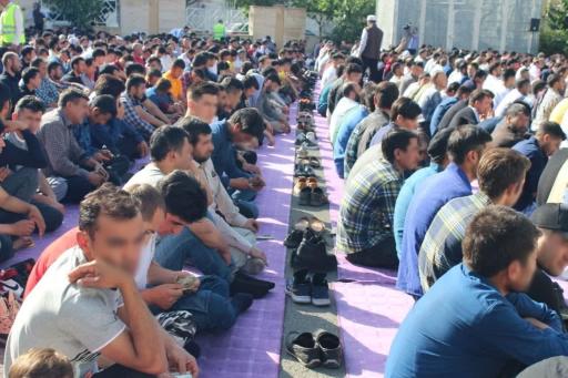 عکس مصلی نماز عید اهل سنت عیدگاه