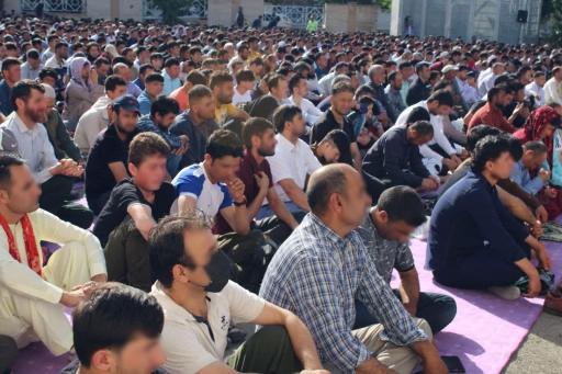 عکس مصلی نماز عید اهل سنت عیدگاه