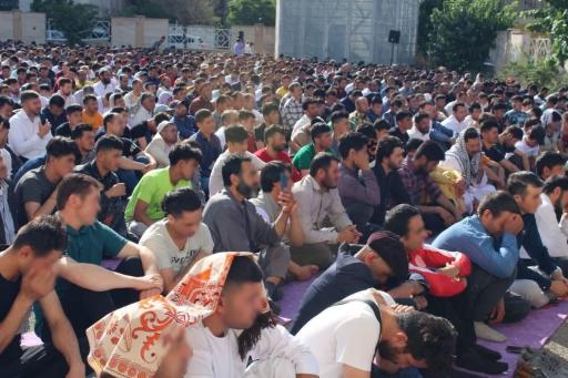 عکس مصلی نماز عید اهل سنت عیدگاه