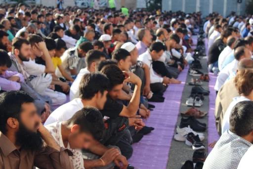 عکس مصلی نماز عید اهل سنت عیدگاه