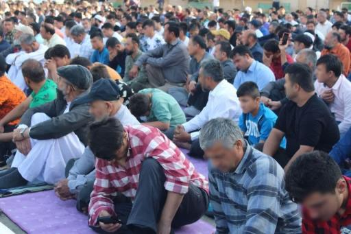 عکس مصلی نماز عید اهل سنت عیدگاه