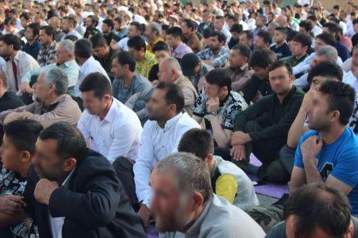 عکس مصلی نماز عید اهل سنت عیدگاه