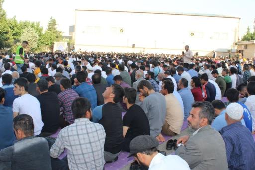 عکس مصلی نماز عید اهل سنت عیدگاه