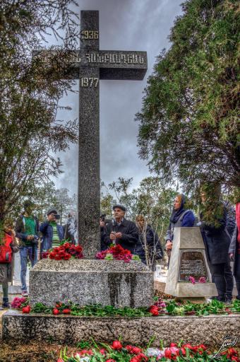 عکس آرامگاه واروژ هاخباندیان