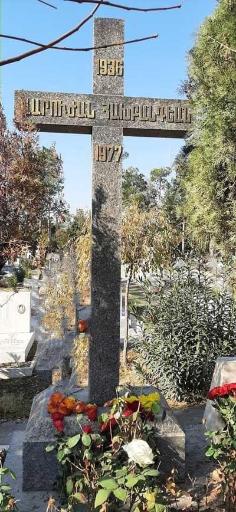 عکس آرامگاه واروژ هاخباندیان