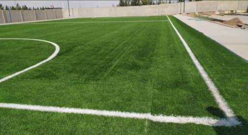 عکس زمین چمن مصنوعی خوابگاه برادران دانشگاه میبد