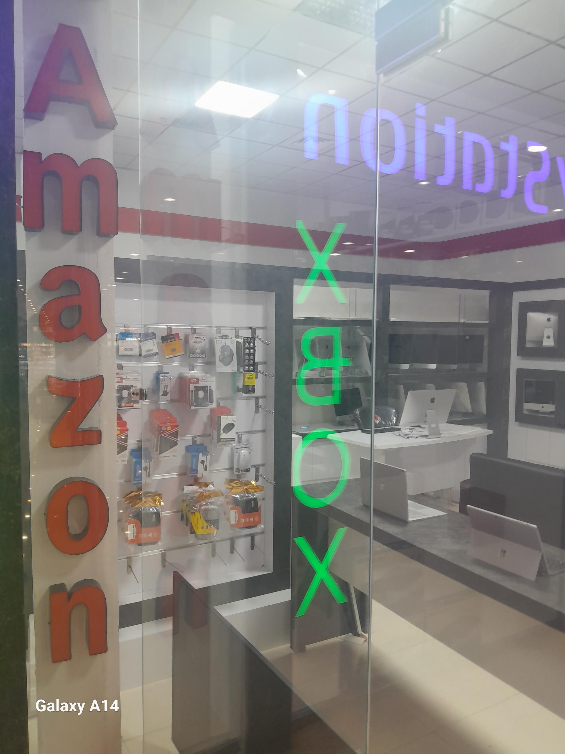 عکس فروشگاه کامپیوتر لپ‌تاپ آمازون