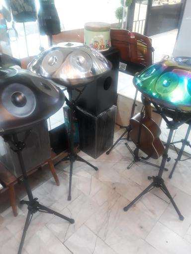 عکس فروشگاه آلات موسیقی بیداد 