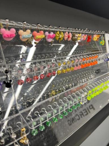 عکس فروشگاه پیرسینگ امیقا