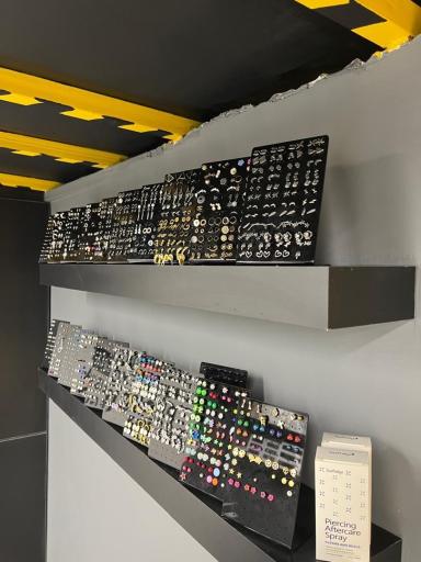 عکس فروشگاه پیرسینگ امیقا