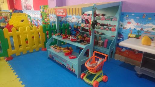 عکس خانه بازی کودک باران