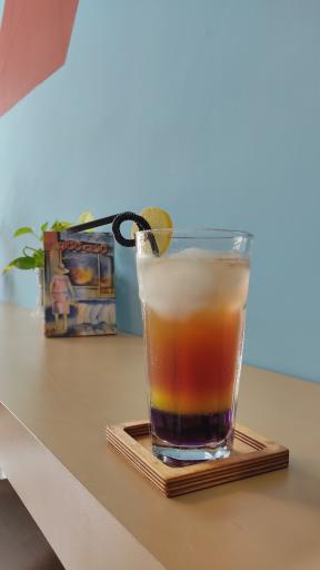 عکس کافه کتاب بادبادک