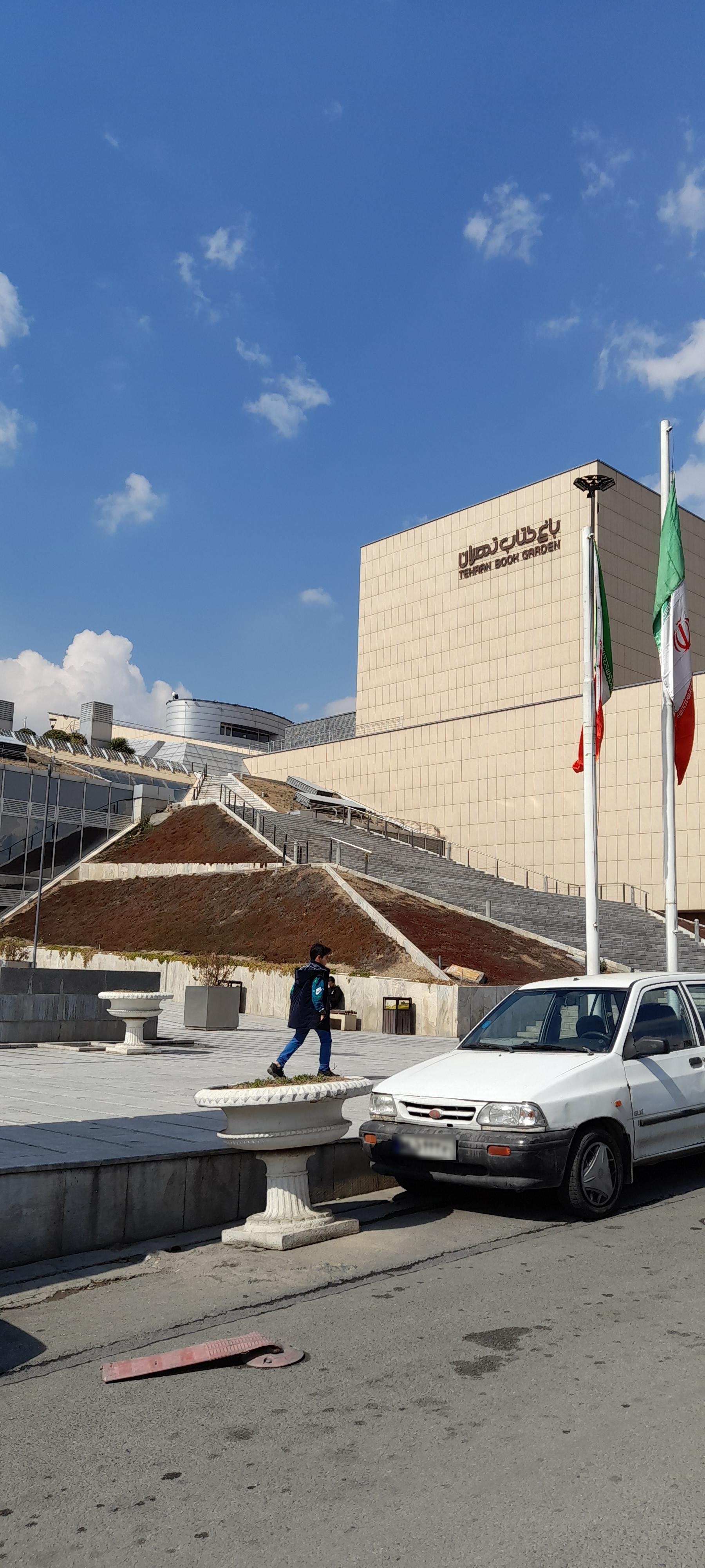 عکس فروشگاه کتاب بزرگسال باغ کتاب