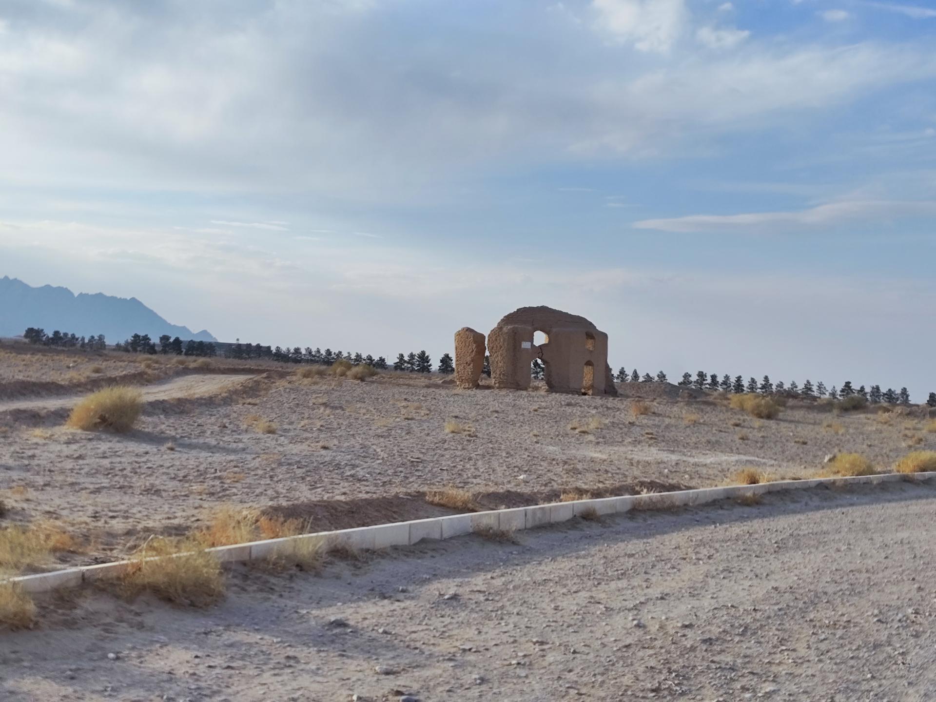 عکس بنای آرامگاهی سلجوقی