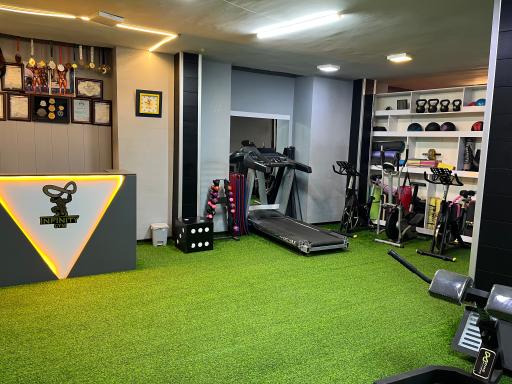 عکس باشگاه بدنسازی بی نهایت