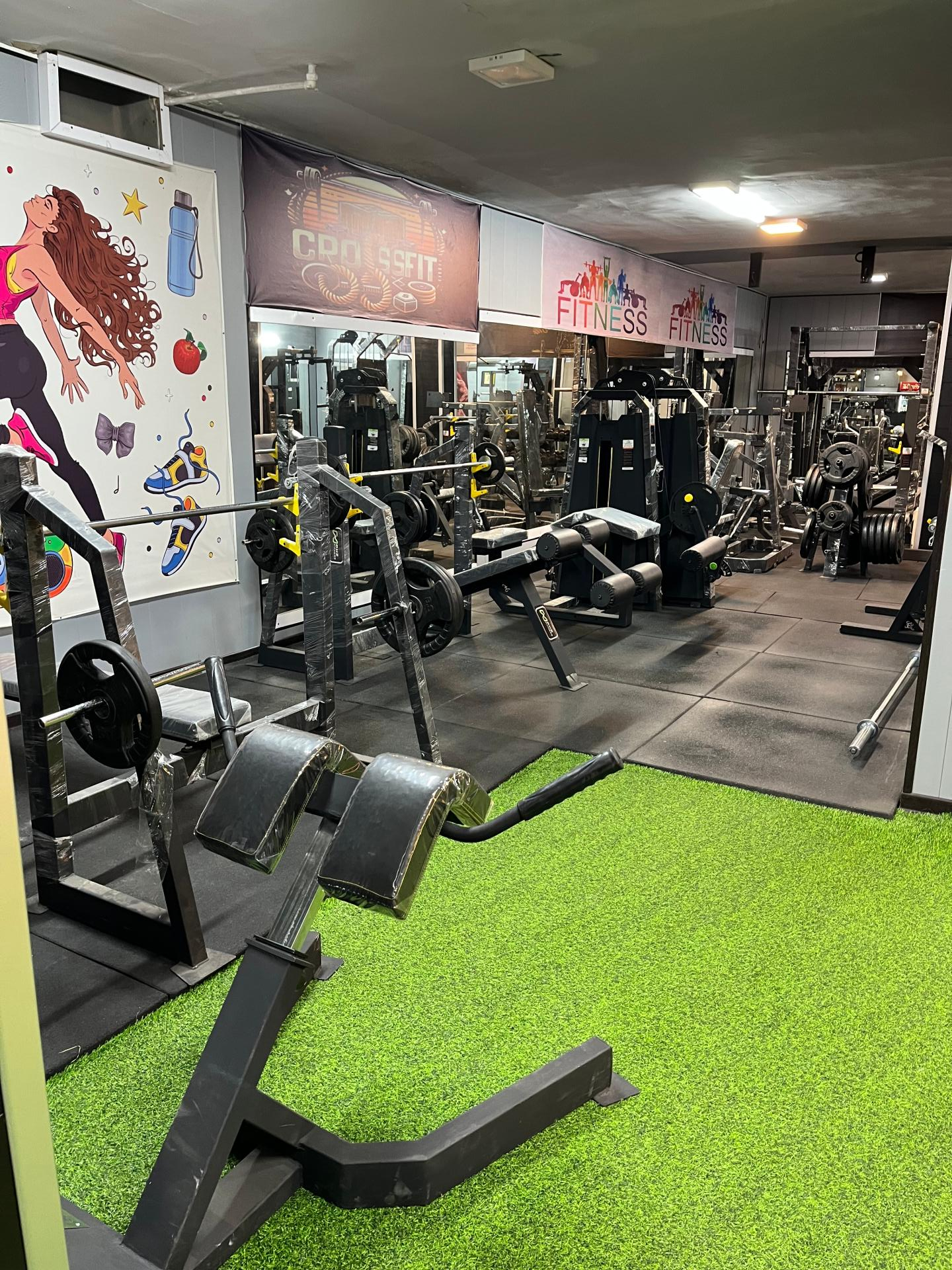 عکس باشگاه بدنسازی بی نهایت