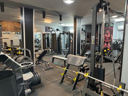 عکس باشگاه بدنسازی بی نهایت