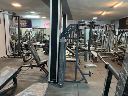 عکس باشگاه بدنسازی بی نهایت