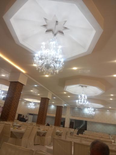 عکس باغ رستوران فانوس