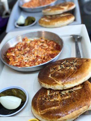 صبحانه سرا و آشکده پف پف