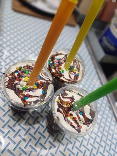 عکس آبمیوه و بستنی مانی ما