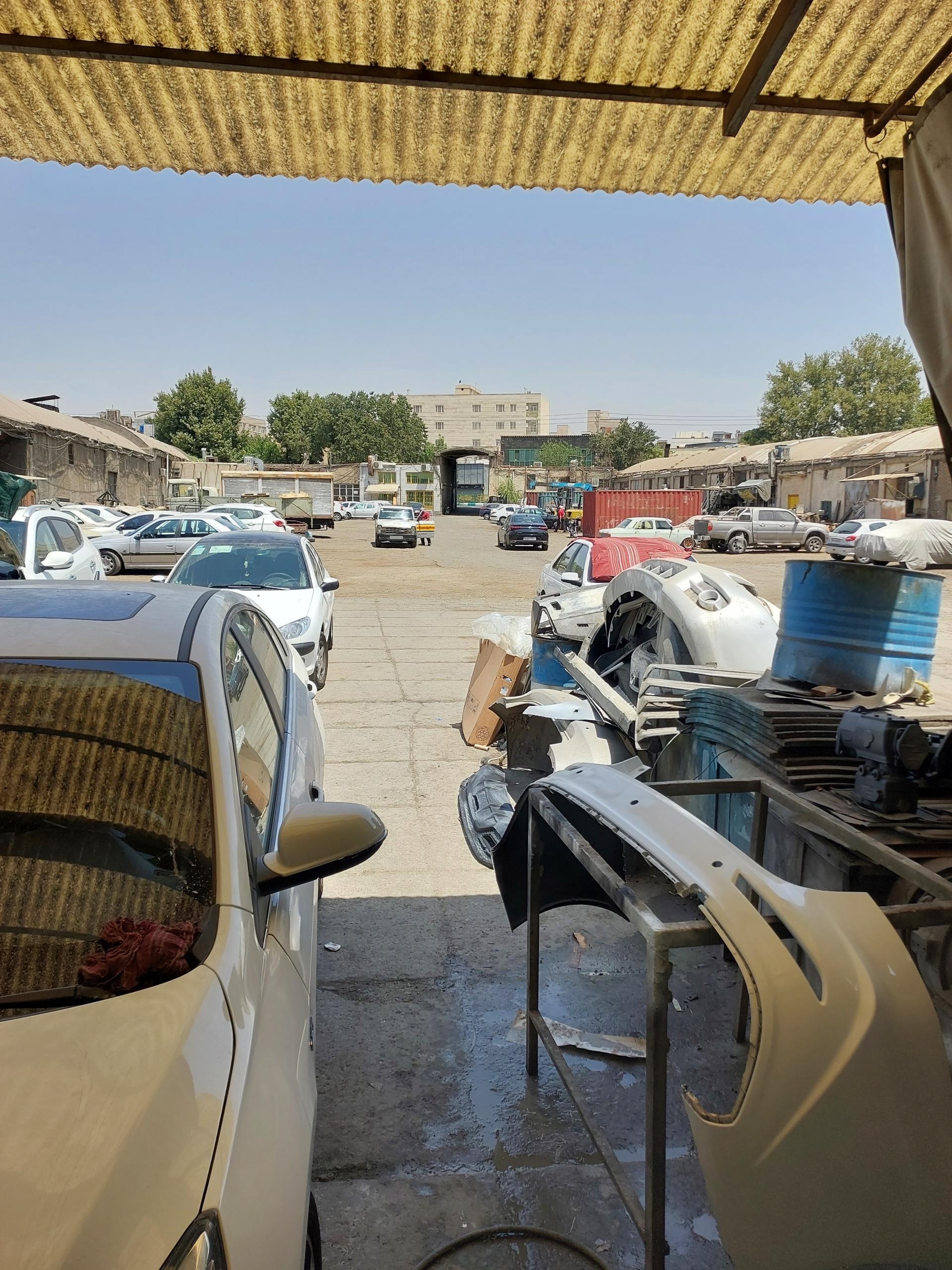 عکس خدمات اتومبیل علی صافکاری نقاشی  سپرسازی و جوش پلاستیکی