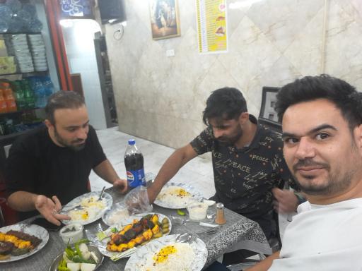 عکس رستوران و تهیه غذای خاطره ی امین