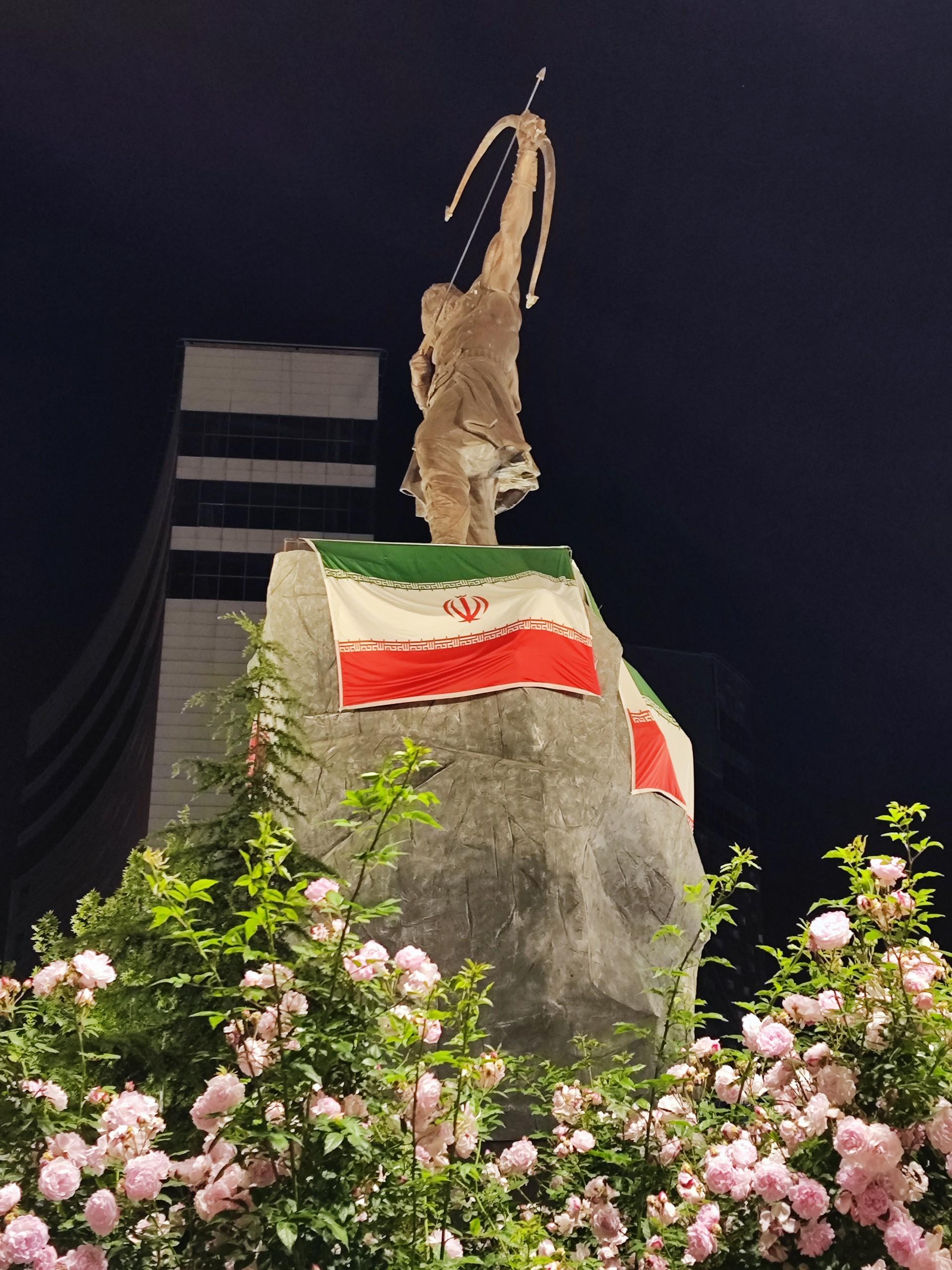 عکس مجسمه آرش کمانگیر 
