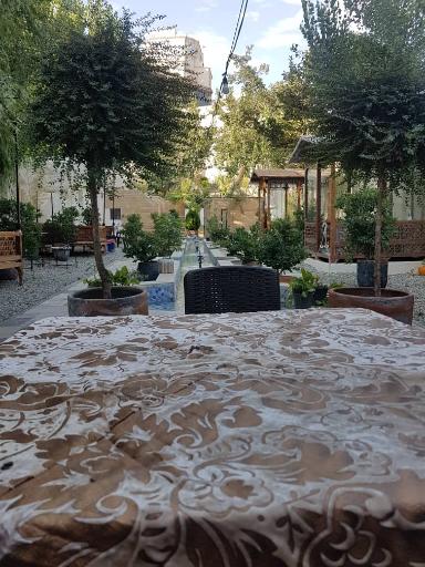 عکس باغچه رستوران قاجاری