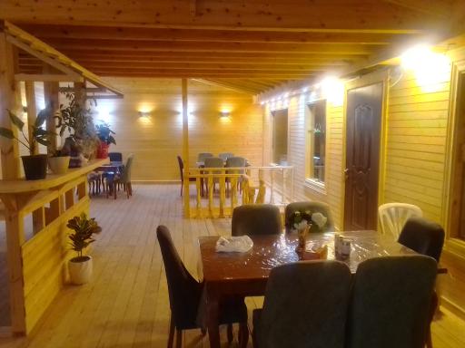 عکس رستوران چوبی مامان لیلا