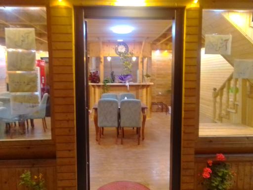 عکس رستوران چوبی مامان لیلا