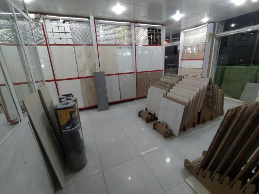 عکس فروشگاه کاشی و سرامیک افتاده