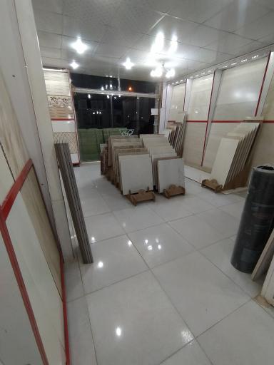 عکس فروشگاه کاشی و سرامیک افتاده